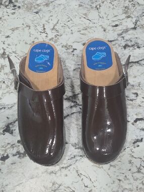 Cape Clogs Women's Brown Patent Leather Clogs
